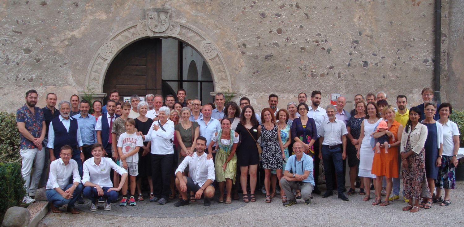 Foto di gruppo degli ospiti davanti all'ingresso di Castel Mareccio